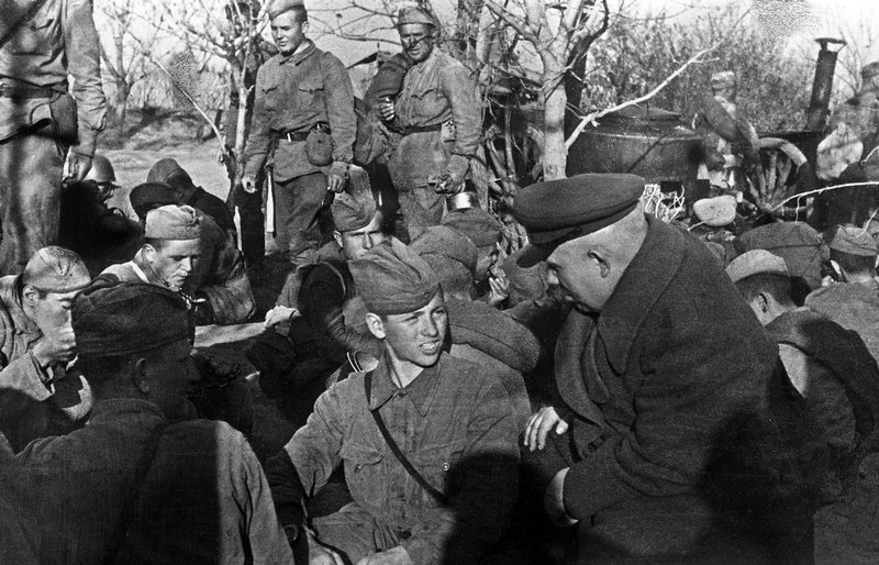 Member of the Military Council of the Stalingrad front N. S. Khrushchev among soldiers of the 80th Rifle Regiment of the 199th Rifle Division
