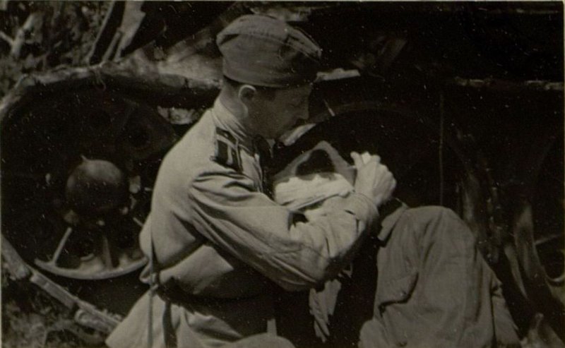 Фотография: Старшина медицинской службы Копытов перевязывает раненого офицера