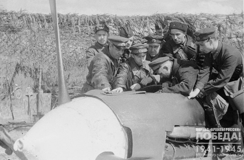Staff of the Guards assault aviation detachment is studying a new aircraft (Il-2), which has entered service