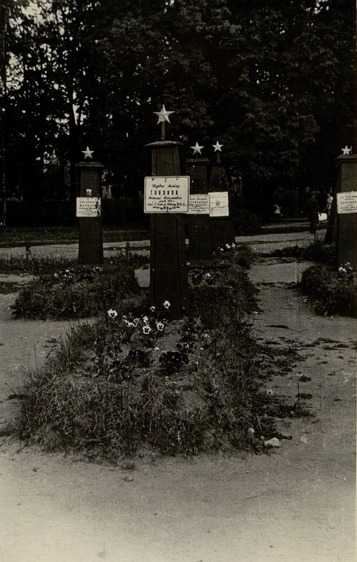 Фотография: Воинское захоронение гвардии майора Тиханова Василия Васильевича
