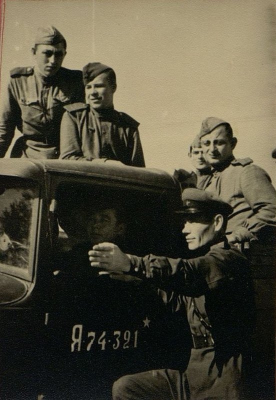 Фотография: Командир взвода лейтенант Михайлов дает практические указания по вождению автомобиля.