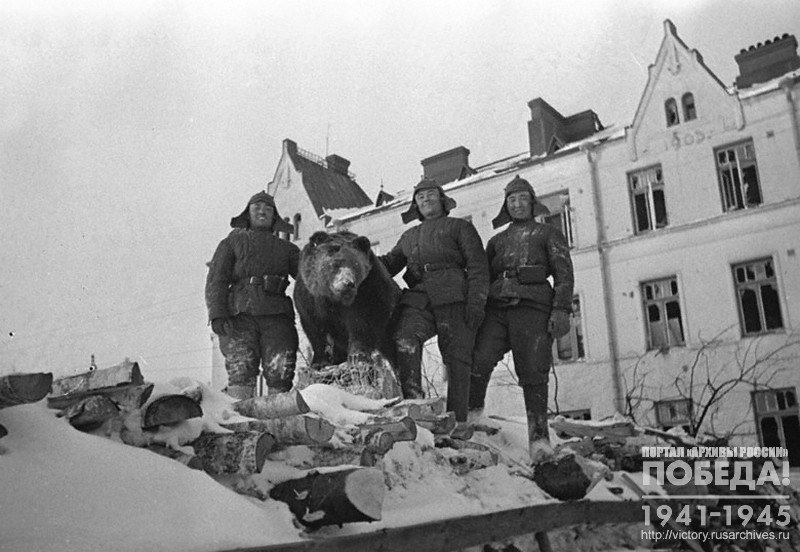 Red Army soldiers on the fortifications in Vyborg