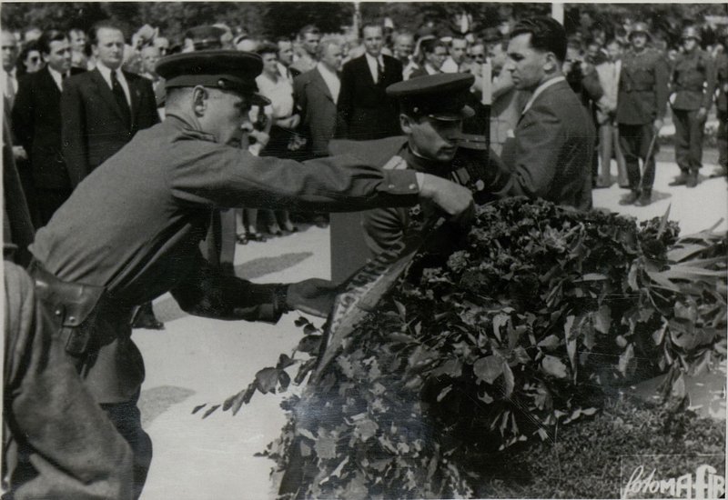 Image: Laying wreaths at the monument after the funeral meeting at the central garrison cemetery (8th district of Kerepeshi)