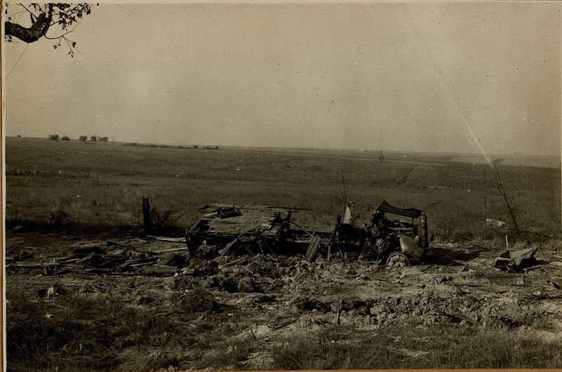 Фотография: Автомашина на обочине шоссе в районе 5 км. зап. Могилев, уничтоженная в результате прямых попаданий противотанкового батальона. В радиусе 1,5-3 метр. от машины 12 воронок, их них 4 прямых попаданий
