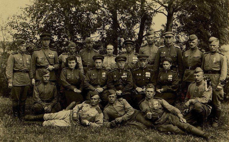 Фотография: капитан Кошуров - Начальник санитарной службы и личный состав санитарной роты