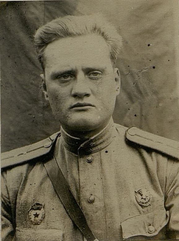 Image: Commander of the 2nd Engineering Company of the Guard Captain Sionsky Dmitry Al. rewarded hordes. "Krasnaya Zvezda" for the construction of a bridge in the village of Rikshino