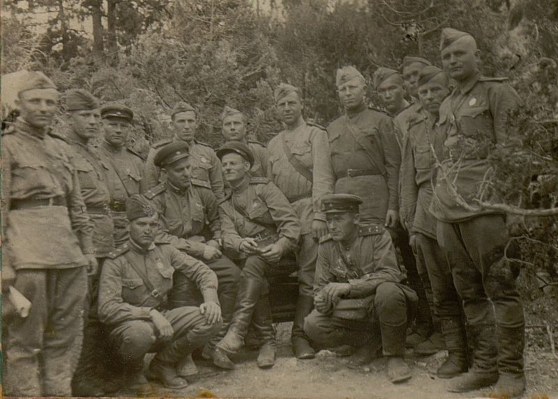 Фотография: В день 1-го Мая командир полка подполковник Ахтырченко П.Г., майор Чернышев Г.А. посетили 2-ю батарею.