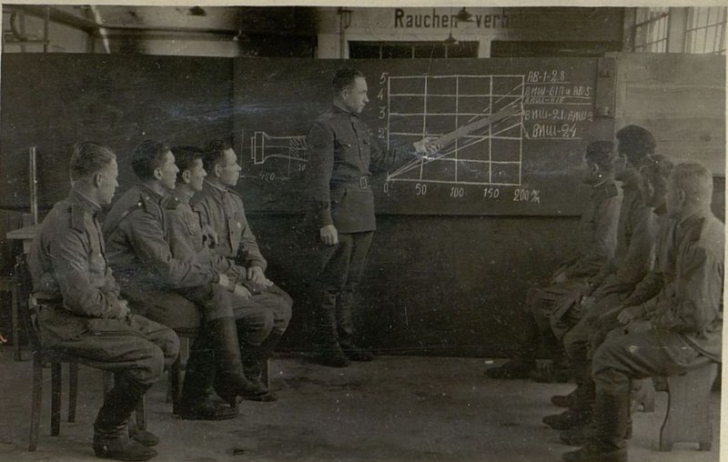 Фотография: Техническая учеба в подвижной авиационной ремонтной мастерской - 1 (ПАРМ-1) № 56. Занятия проводит начальник подвижной авиационной ремонтной мастерской (ПАРМ-1) - Старший техник-лейтенант Стефанцов - График укорачивания лопастей винта