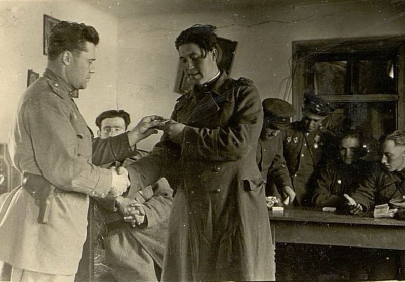 Image: Regiment Commander Colonel Shabanov presents awards