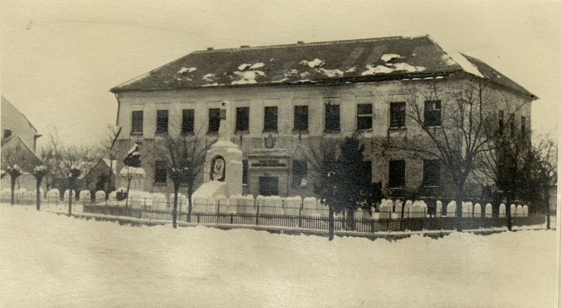 Фотография: г. Целлдемелк. Воинское кладбище с памятником-монументом