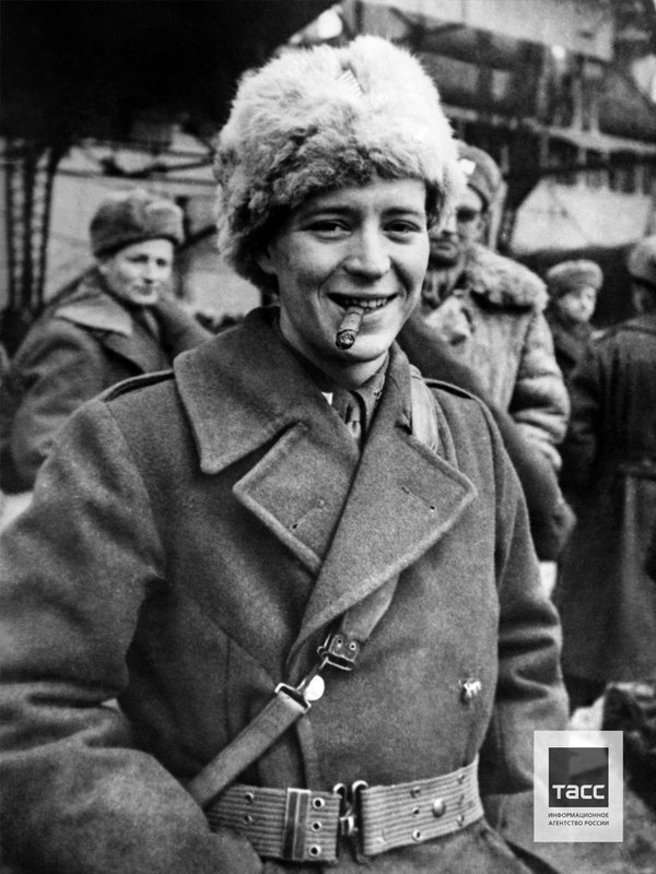 Лейтенант американской армии Фрэнк Нэнкок, освобожденный из немецкого плена, в городском порту Одессы