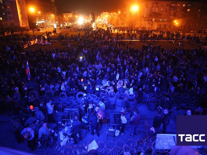 At the building of the Donetsk Regional Administration