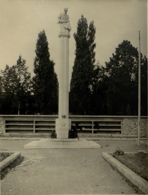 Фотография: г. Брно. Воинское кладбище. Общий памятник на кладбище