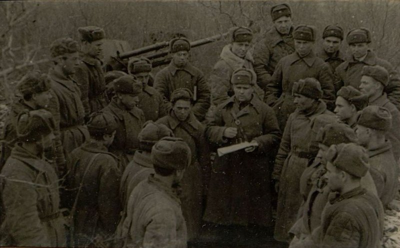 Фотография: Комиссар батареи 188 оипротивотанкового батальонад Титарь беседует с бойцами после боевой операции