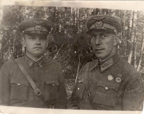 Командир 10 смешанной авиационной дивизии полковник Белов Н.Г. (справа) и комиссар дивизии Носков П.А. (слева). Брянская область, пос. Олсуфьево, июль1941 г.