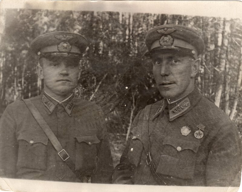 Командир 10 смешанной авиационной дивизии полковник Белов Н.Г. (справа) и комиссар дивизии Носков П.А. (слева). Брянская область, пос. Олсуфьево, июль1941 г.