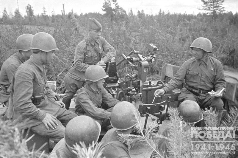 Aimer Sergeant Major V. Uskov shares his experience with the crew of the second gun of the anti-aircraft battery of First Lieutenant Starovoitov