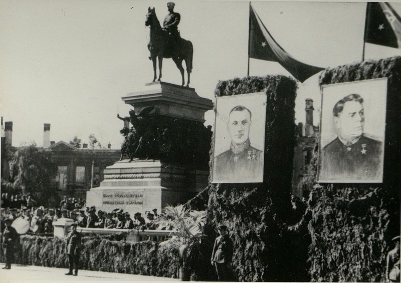 Фотография: Генерал-полковник товарищ Бюрюзов вручает ордена Советского Союза болгарским генералам и офицерам