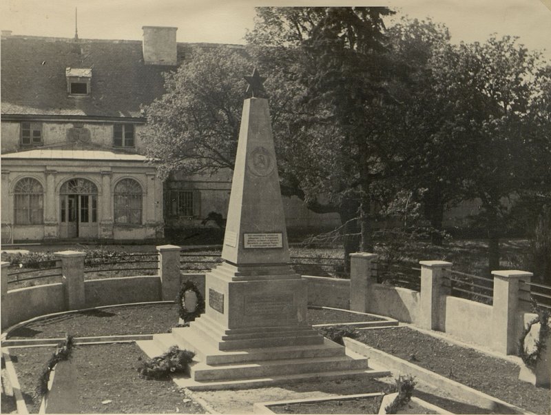 Image: Chor. Monument at the military cemetery