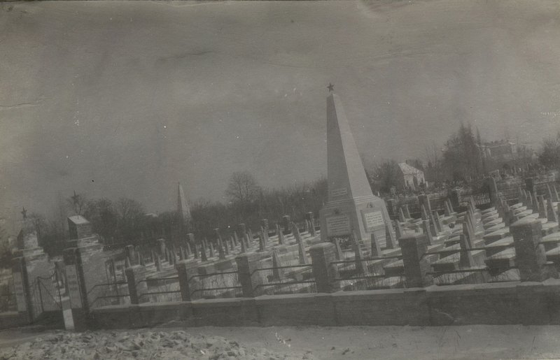 Фотография: г. Папа. Общий вид воинского кладбища № 1 с памятником-монументом