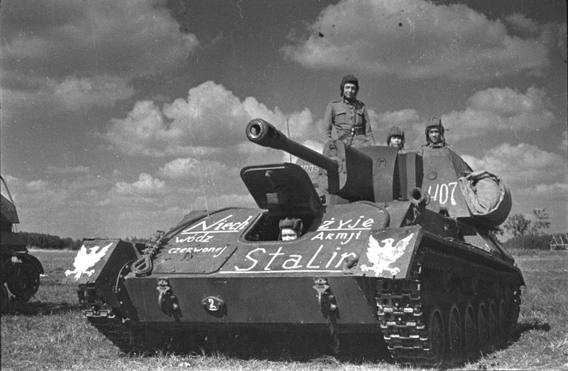 Самоходная артиллерийская установка Су-76М советского производства на параде Войска Польского