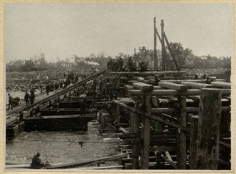 Фотография: Поперечная надвижка с понтонного моста ферм разводного пролета на р. Нева