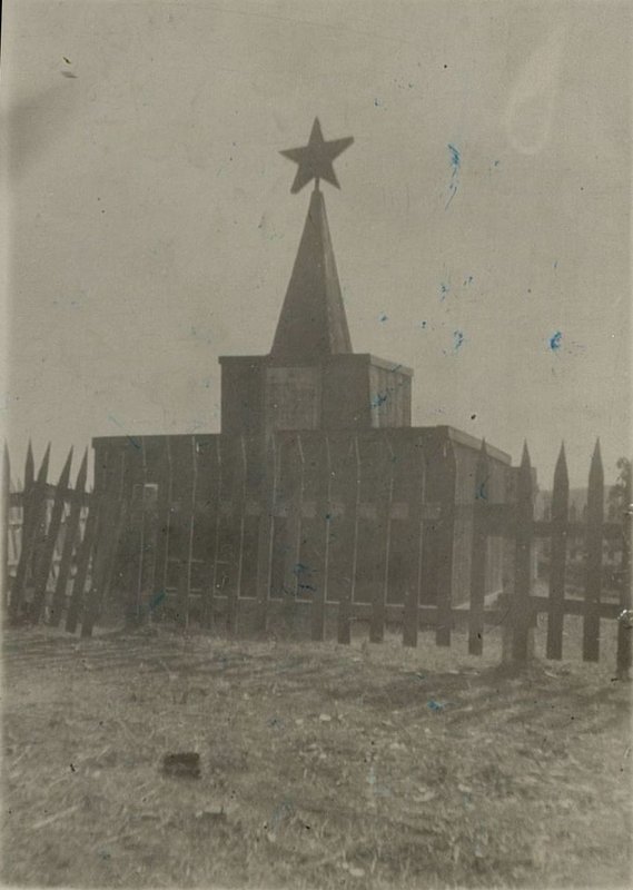 Image: Monument at the mass grave, military town of Khoemordzinsky