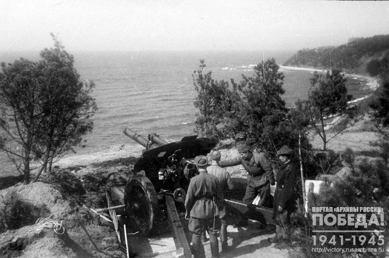 Артиллерийский расчет 11-й гвардейской армии ведет бой на косе Фриш Нерунг