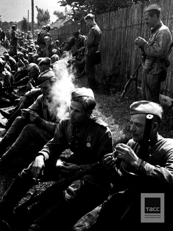 Soviet soldiers at a halt, 1944. Photo by Emmanuil Yevzerikhin/TASS