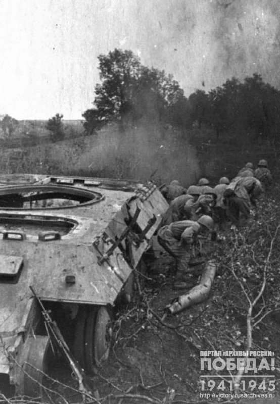 Hiding behind the destroyed enemy tanks, the fighters move forward