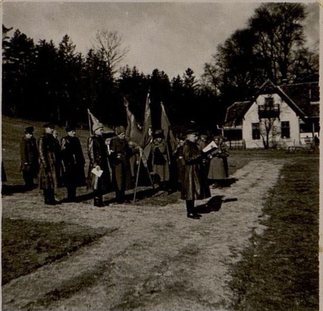 Фотография: 4 марта 1945 г. Харшакаля (район г. Будапешт). Командующий войсками 46 армии герой Советского Союза генерал-лейтенант Петрушевский вручает Красные знамена батальонам
