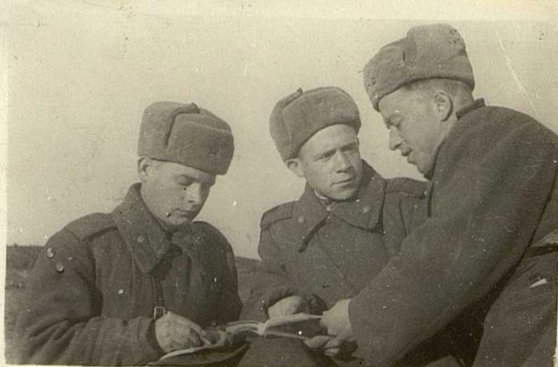 Image: Secretary of the Komsomol organization of the 8th rifle company of the 3rd battalion Chernyshov (center) advises agitators
