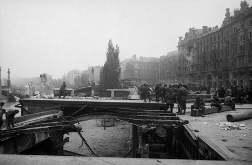 Советские саперы работают на восстановлении моста через канал в г. Вене, взорванный гитлеровцами