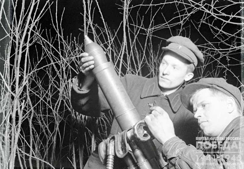 Занятия миномётчиков во время ночных тактических учений подразделений Всевобуча военно-учебного пункта при Красноярском паровозо-вагоноремонтном заводе