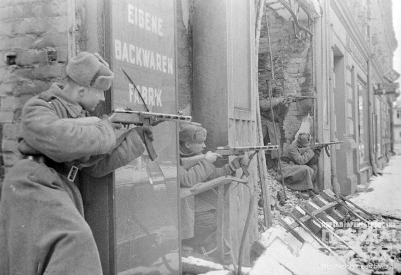 Lieutenant Samokhvalov's unit is fighting on the street of one of the settlements in Pomerania