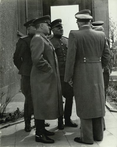 Слева направо: генерал-полковник Малинин, Маршал Советского Союза Г.К. Жуков, позади - генерал-лейтенант К.Ф. Телегин, стоит спиной - А.Я. Вышинский (в период подписания акта капитуляции Германии)