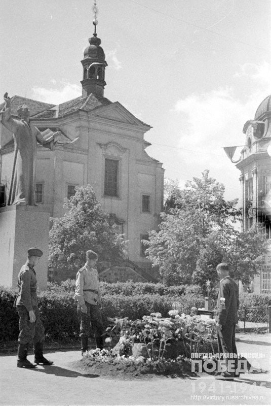 Soviet soldiers near a grave of a Red Army officer