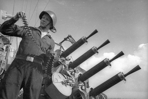 Советский корабельный расчет 12,7-мм счетверенной корабельной зенитно-пулеметной установки «Виккерс»