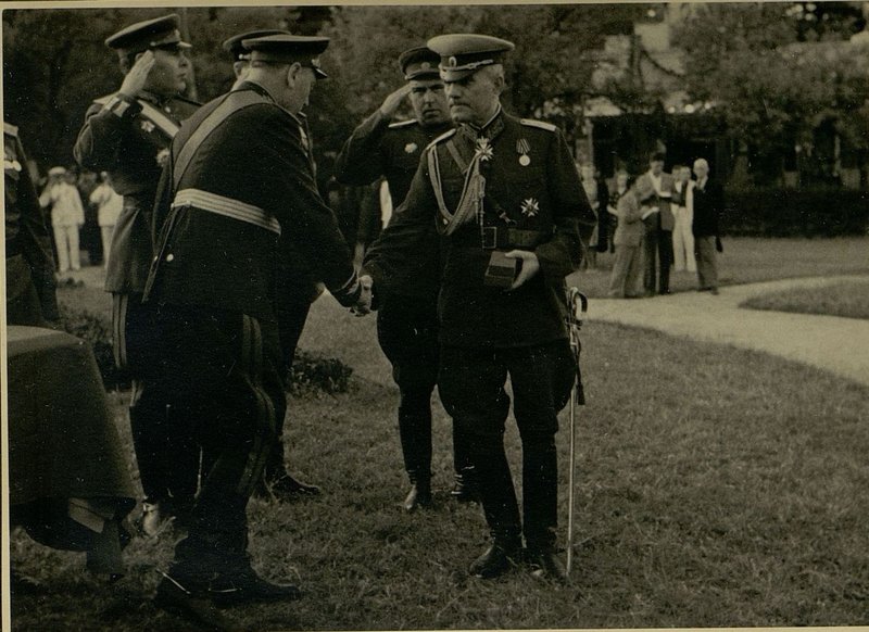Фотография: Генерал-полковник тов. Бюрюзов вручает ордена Советского Союза болгарским генералам и офицерам. Август 1945 г.