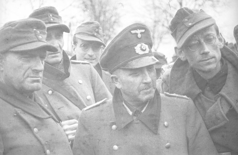 «2-й Белорусский фронт. Пленные немецкие солдаты и офицеры, под конвоем отправляются в тыл.»