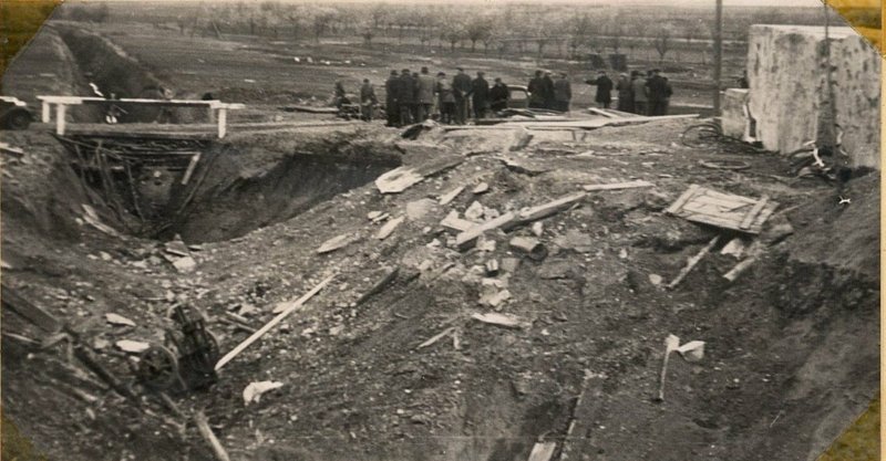 Фотография: Несколько часов тому назад здесь были бои. Противник выбит. Югославы, оказывая помощь Красной Армии, вышли прокладывать дорогу