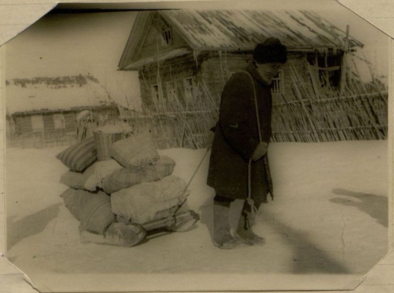 Фотография: В освобожденные полком от немецких захватчиков села возвращаются мирные жители