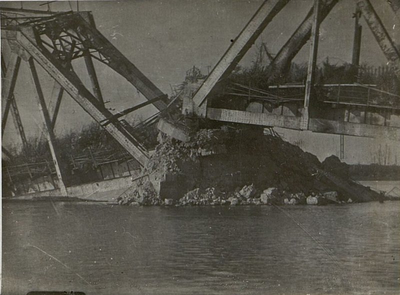 Image: Destruction of the right bank river bed pier