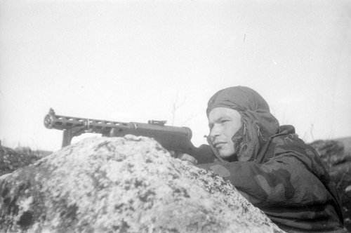 Командир отделения разведчиков гвардии сержант А.И.Кулаков на передовой