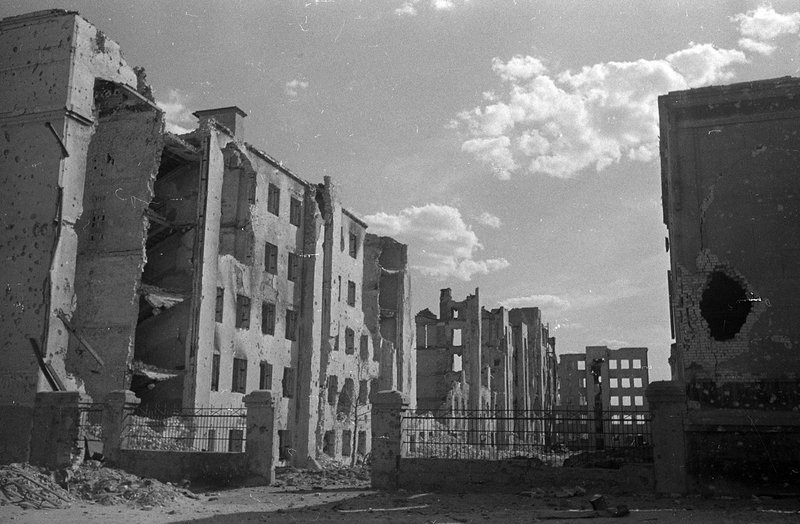 Разрушенные жилые дома на одной из улиц города Сталинграда