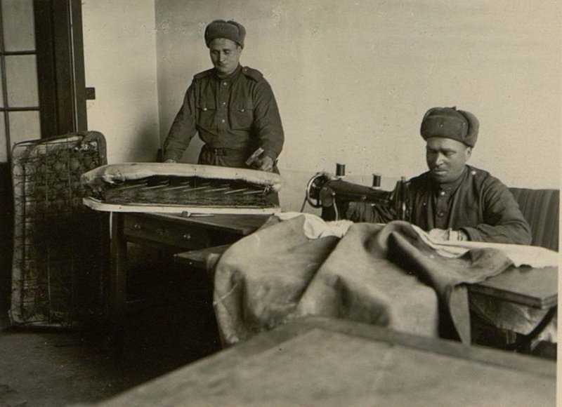 Фотография: Обойщики Болдырев и Потехин за работой сидений, выполняющие план на 140-150 %
