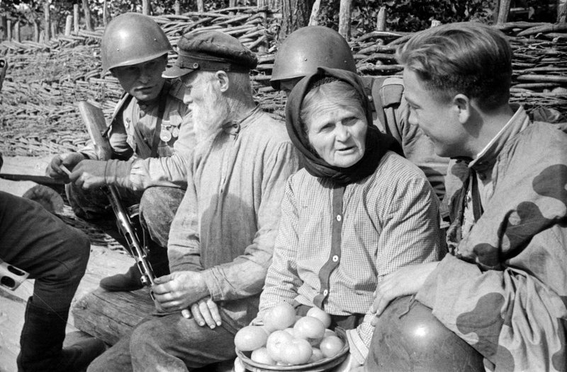 Местные жители беседуют с бойцами Красной Армии