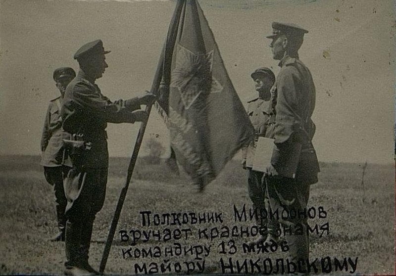 Фотография: Полковник Миридонов вручает красное знамя командиру 13 мостового железнодорожного батальона (МЖДБ) майору НИКОЛЬСКОМУ