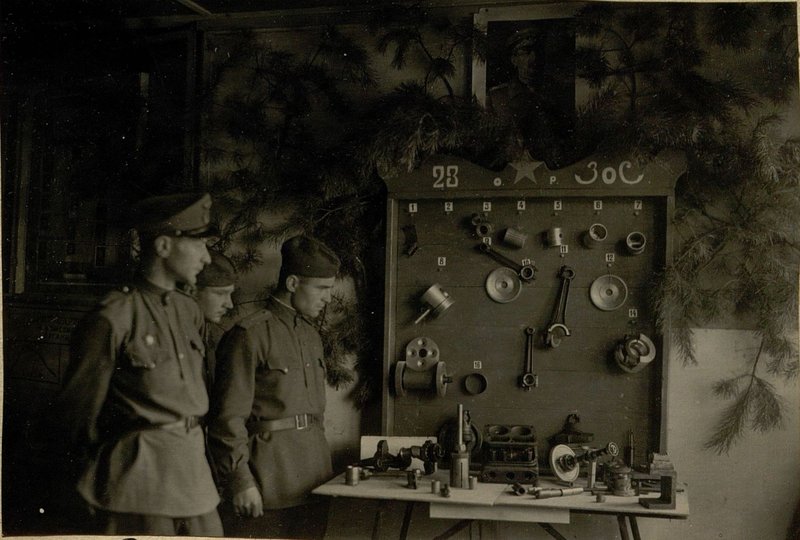Фотография: Витрина 23 роты земного обеспечения самолетовождения (ЗОС)