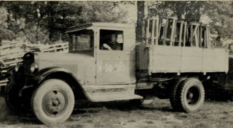 Фотография: Водитель 451 БАО (батальона аэродромного обслуживания) Трухин за время войны сэкономил 1200 кгр. бензина